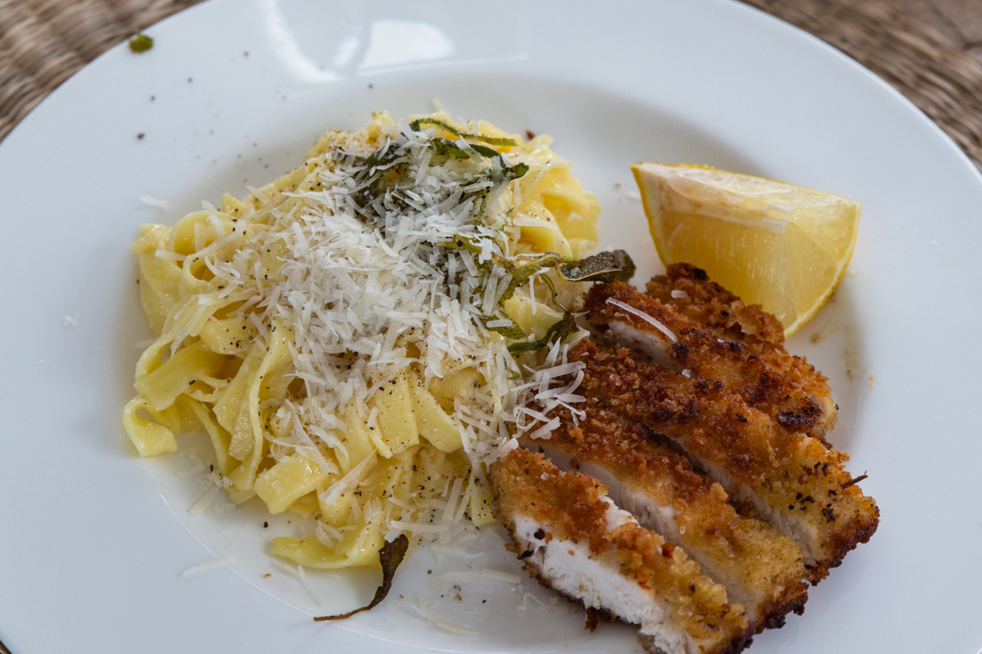 Pasta Alfredo & Chicken Milanese - Sallys hus